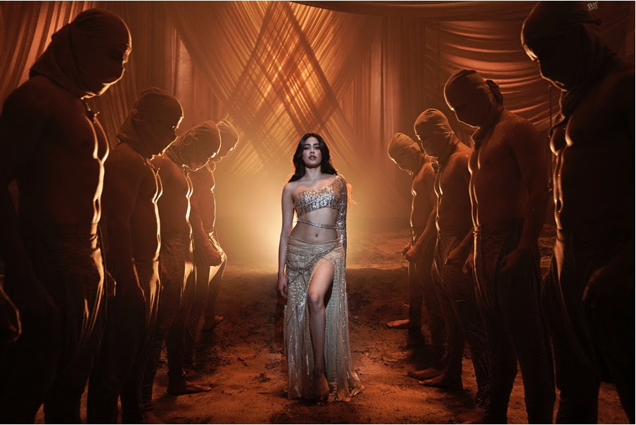 FIRE ALERT! Janhvi Kapoor sets temperatures soaring in “NADIYON PAAR”
